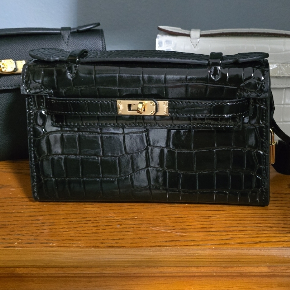 Elegant Black Crocodile-Embossed Women's Bag